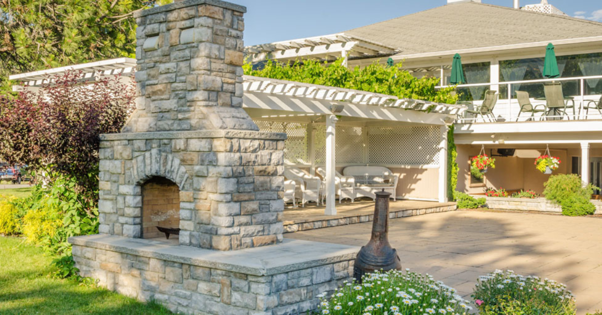 Outdoor Fireplace vs. Fire Pit: Which is better?